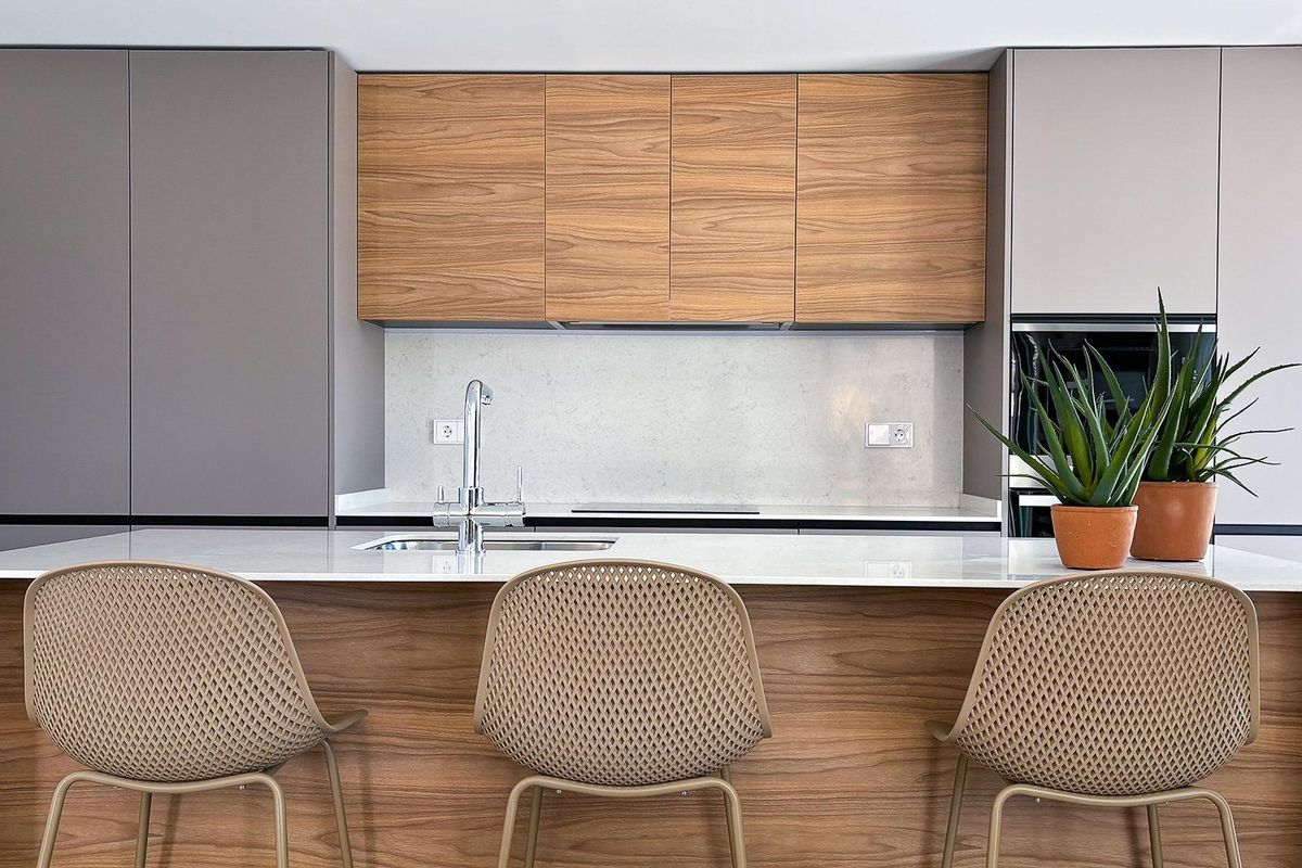 Stijlvolle keuken in de villa, uitgerust met moderne apparaten en een strak ontwerp voor een functionele ruimte.