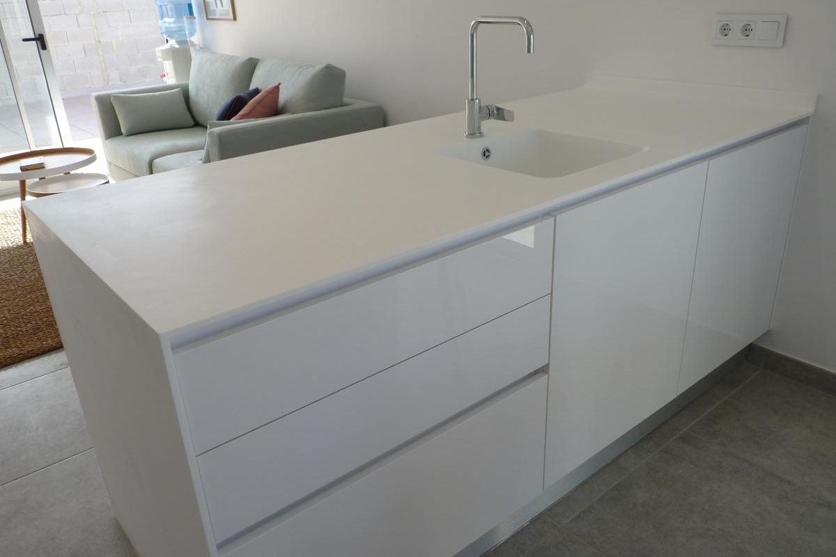 Moderne keukendetails met witte kastjes in een town house in Pilar de La Horadada, Costa Blanca Zuid.