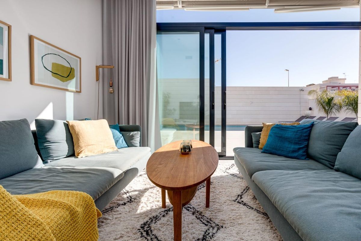 Heldere zithoek in de woonkamer van een 3-slaapkamer villa in Pilar de La Horadada, met uitzicht op de tuin.