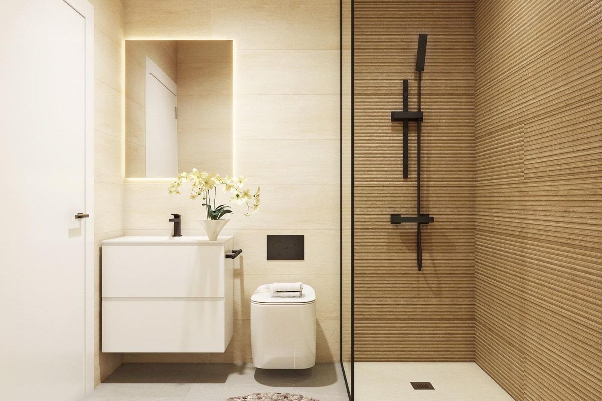 Moderne badkamer met elegant ontwerp in een townhouse in Pilar de La Horadada, met een inloopdouche.