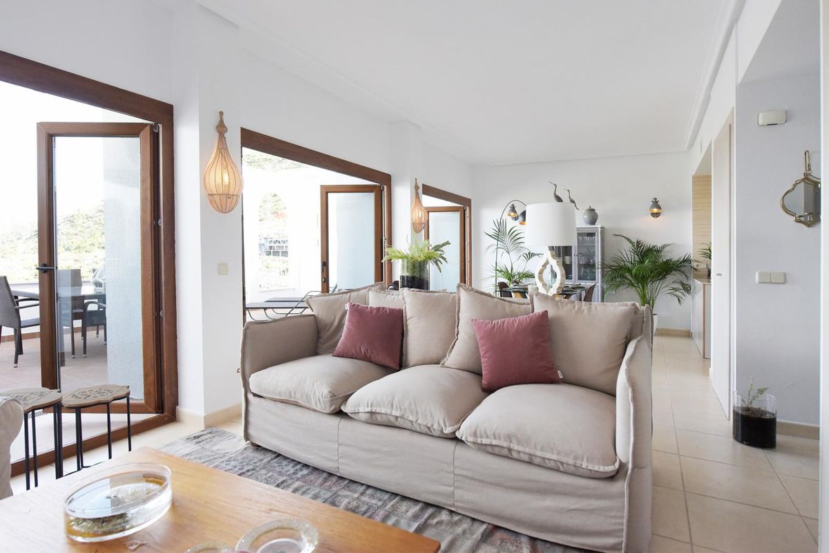 Heldere en uitnodigende woonkamer met meerdere toegangspunten naar buiten in een 2-slaapkamer appartement, Xeresa.