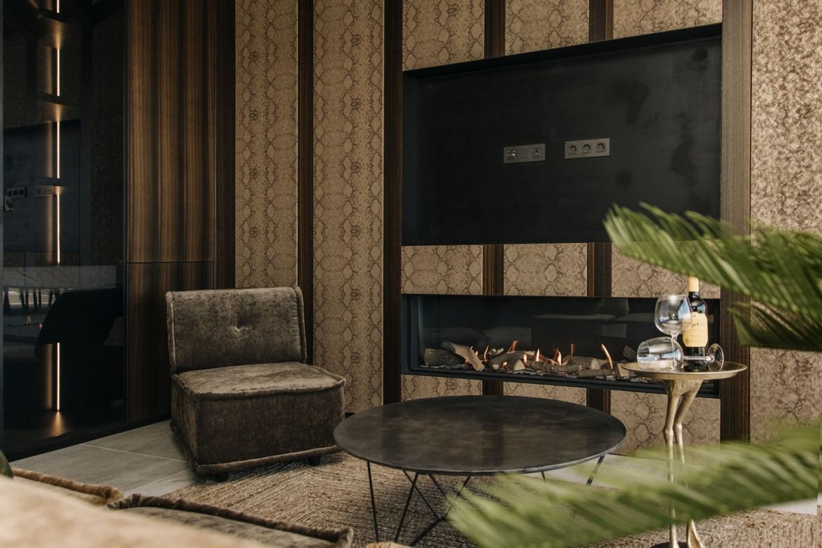 Comfortabele zithoek met een kleine tafel en een open haard in de woonruimte van de villa in Rojales.