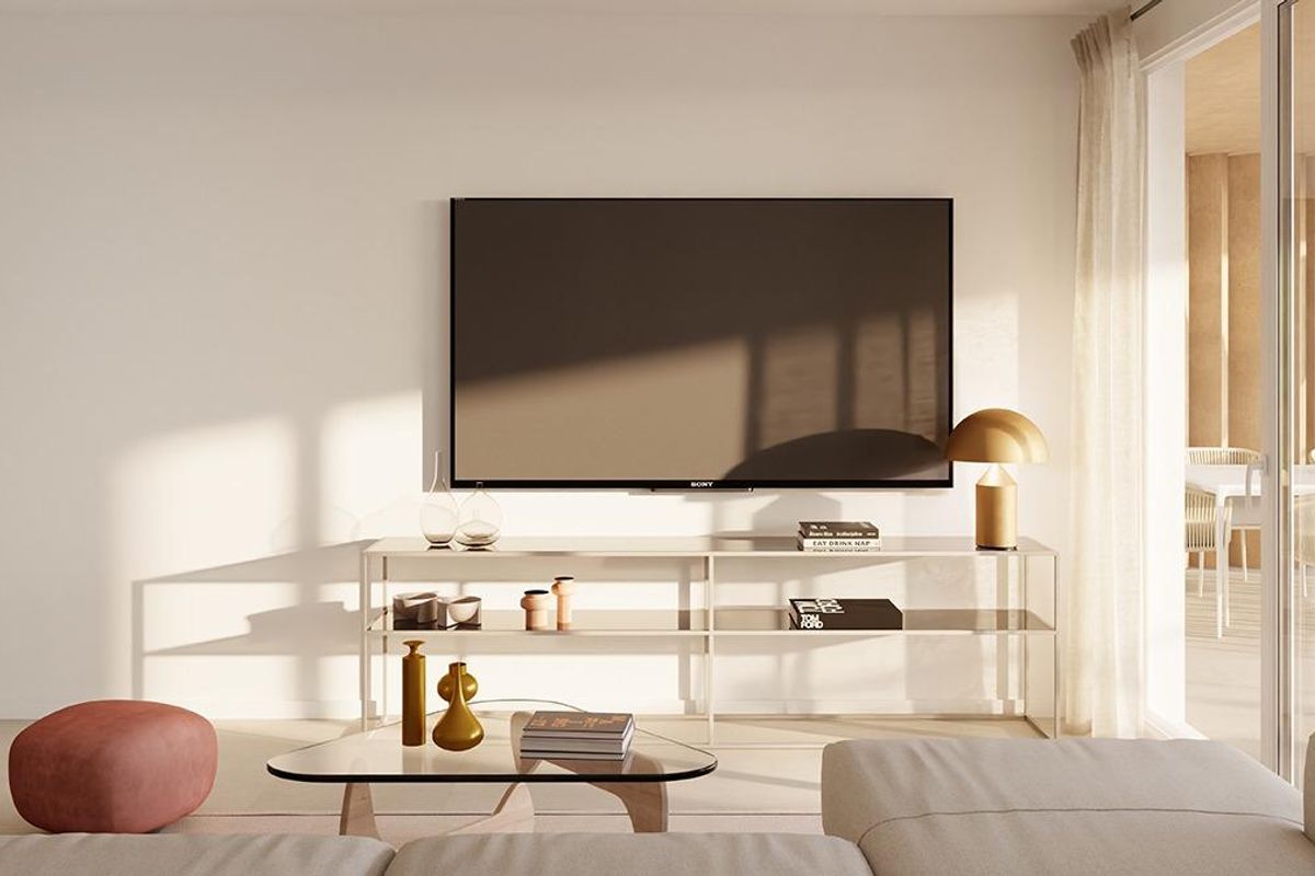 Elegante woonkamer met een tv en stijlvolle decoratie in het appartement in San Roque.
