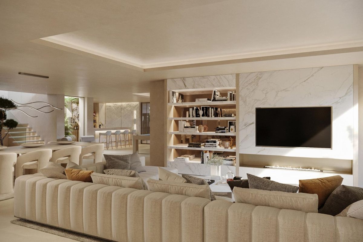 Chique woonkamer met een grote boekenkast en moderne bank in een luxe villa in Marbella.