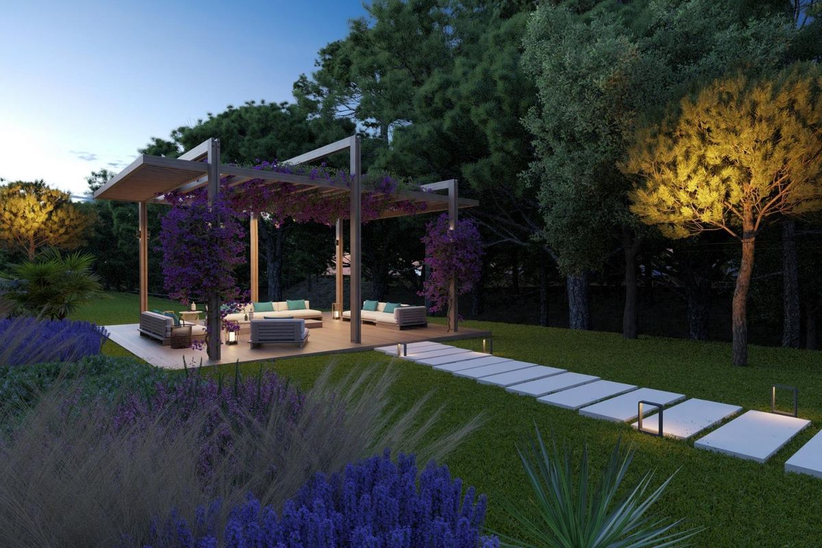 Stijlvolle buiten pergola met zitgedeelte en aangelegde tuin bij een townhouse in Mijas, Costa del Sol, Spanje.