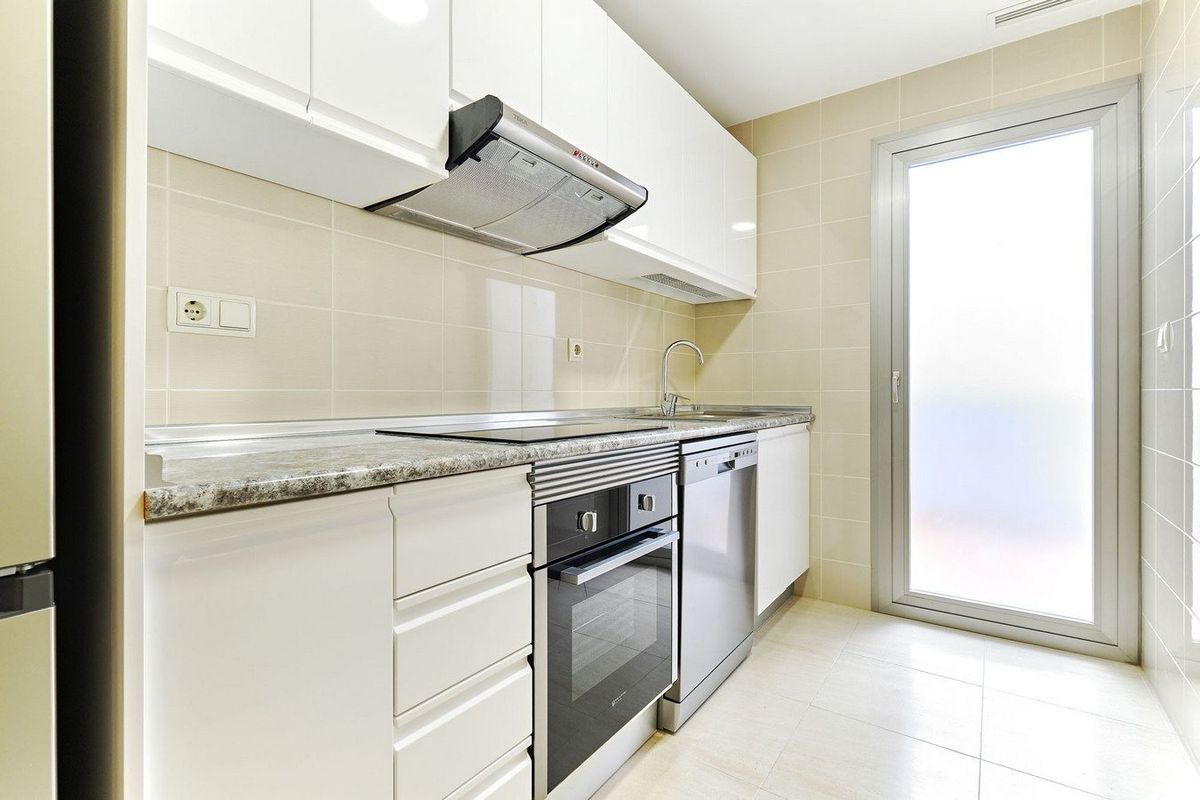 Moderne keuken met apparatuur in een 2-slaapkamer appartement in San Miguel de Salinas, Costa Blanca.
