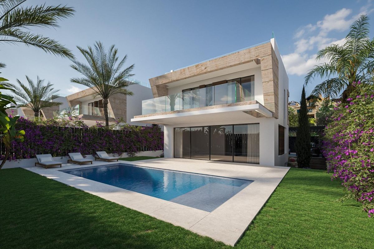 Moderne villa met 5 slaapkamers en zwembad in Estepona, met weelderig groen.