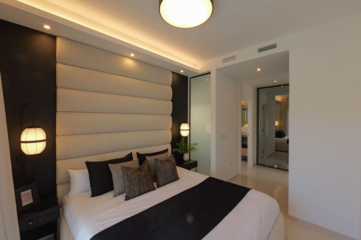 Uitnodigende slaapkamer met stijlvolle inrichting en natuurlijk licht in een hedendaagse villa in Rojales.