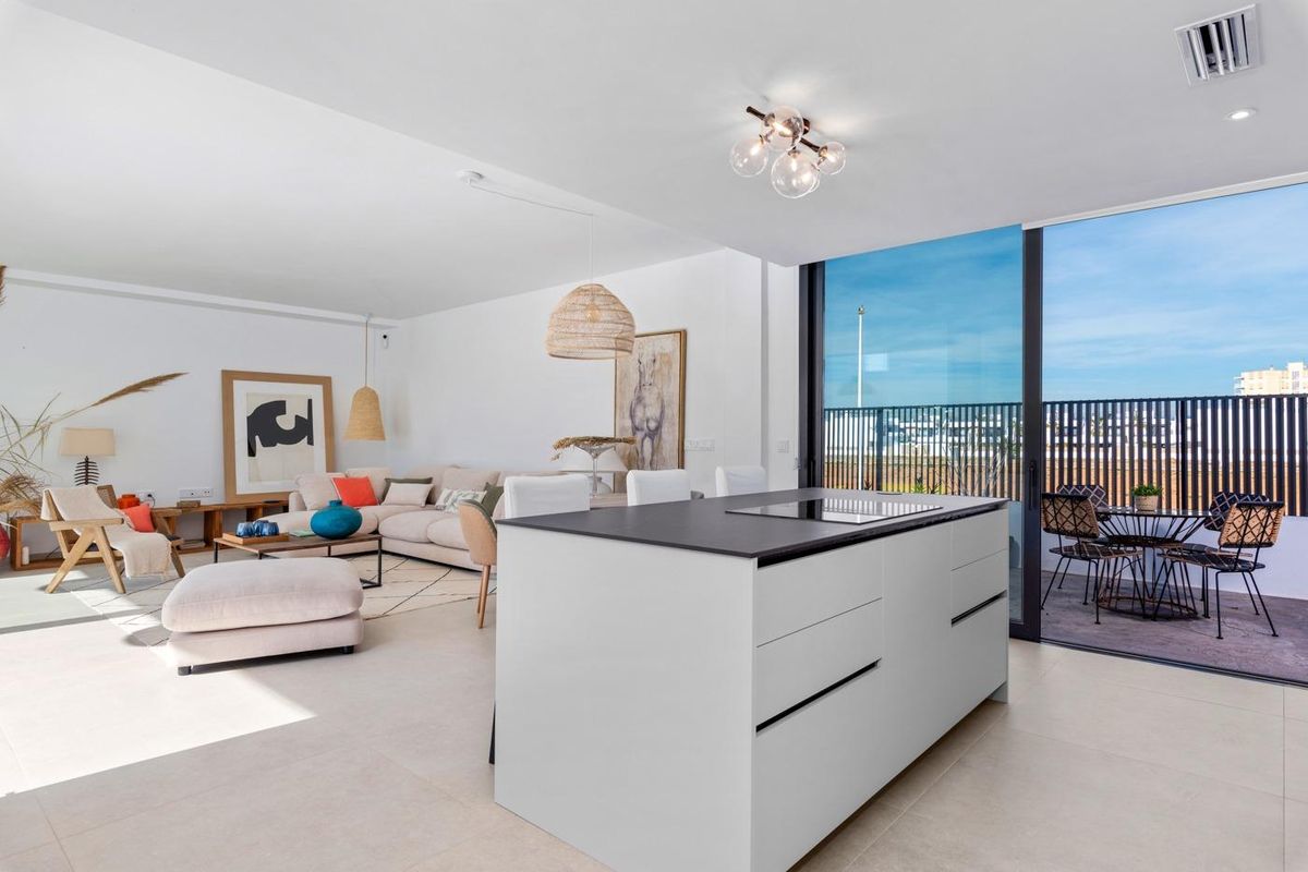 Ruime open woonkamer met moderne meubels en keuken, gelegen in een stijlvolle villa in Cartagena, Costa Calida.