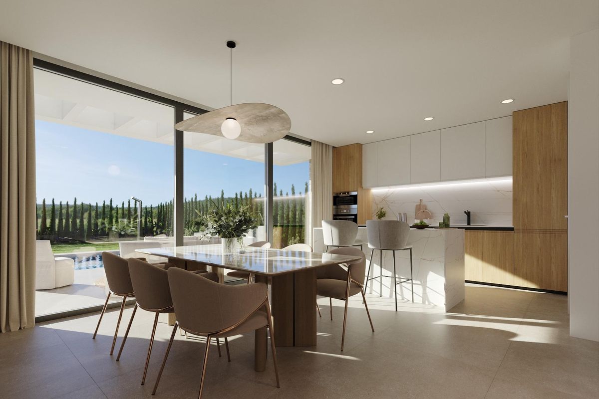 Elegante eetruimte en moderne keuken met uitzicht op buiten in een villa aan de Costa Blanca, Finestrat.