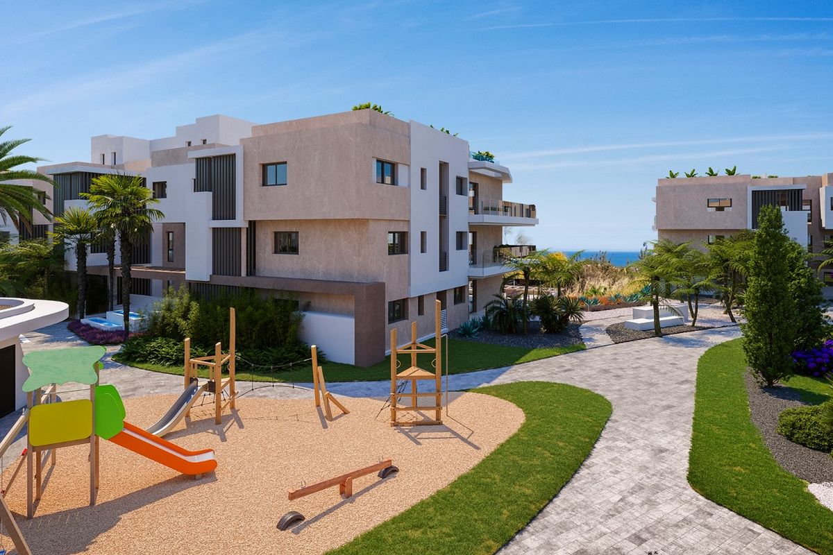 Kinderspeeltuin centraal gelegen in aangelegde tuinen in Estepona, perfect voor gezinnen.