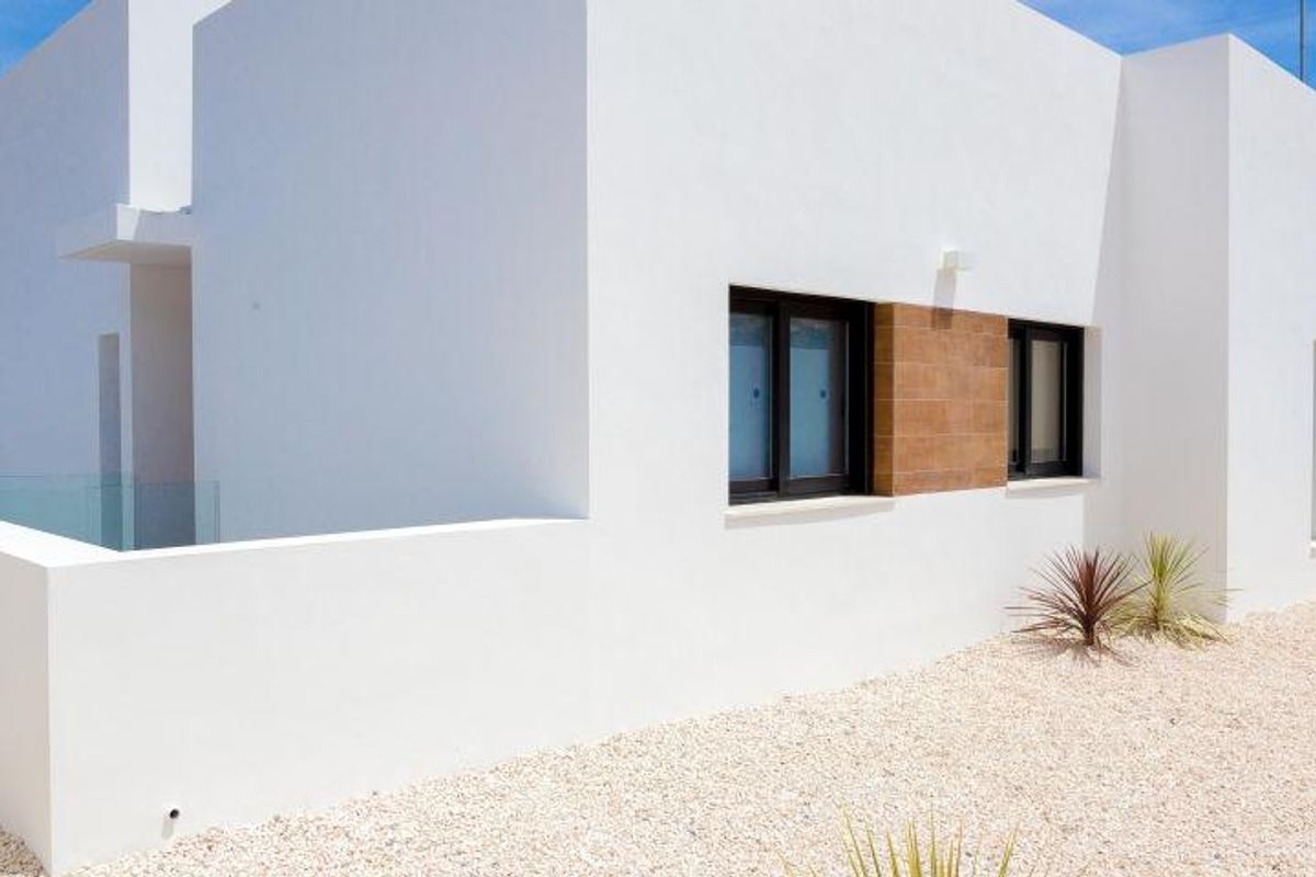 Moderne witte minimalistische villa-buitenkant met strakke geometrische lijnen in Finestrat, Costa Blanca