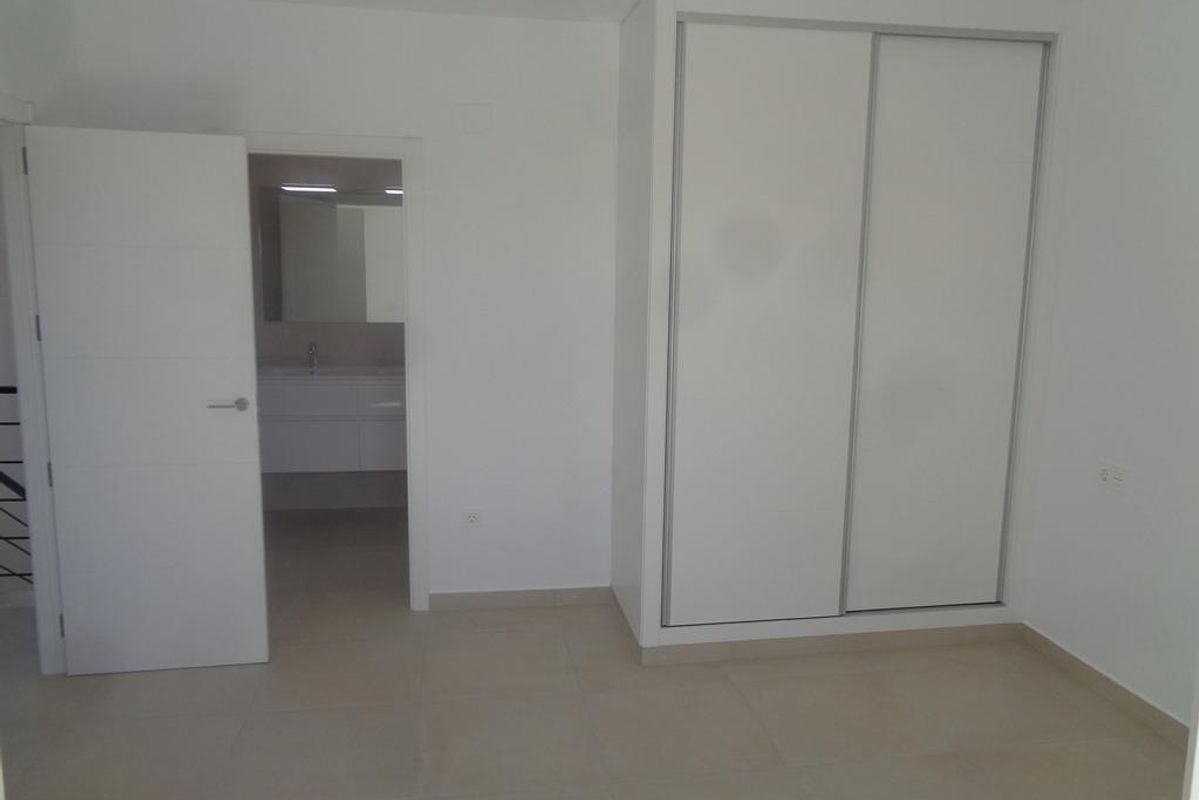 Uitzicht op een inbouwkast en en-suite badkamer in de 4-slaapkamer villa in Pinoso, Costa Blanca Zuid.