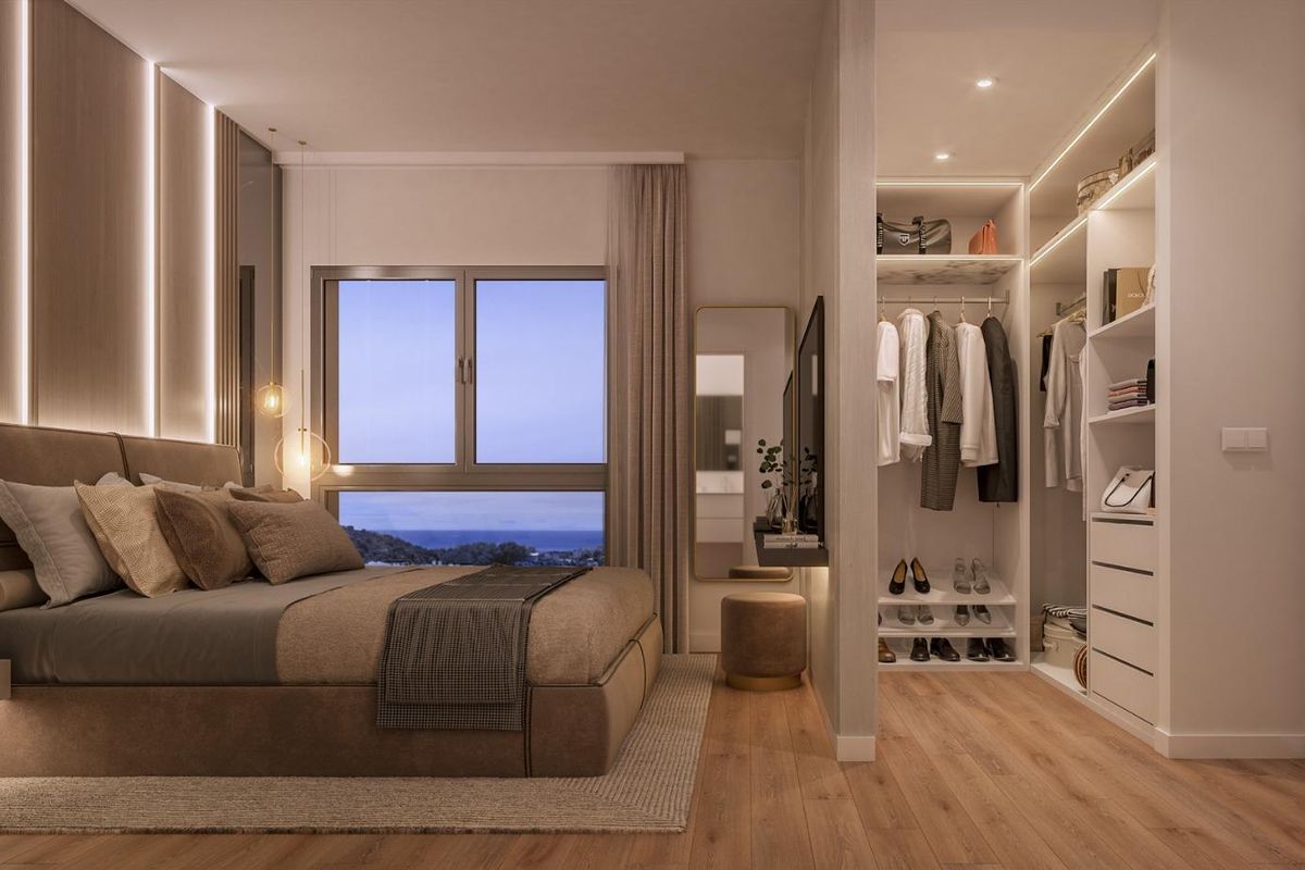 Stijlvolle slaapkamer met uitzicht en veel opbergruimte in een appartement op de begane grond in Casares.