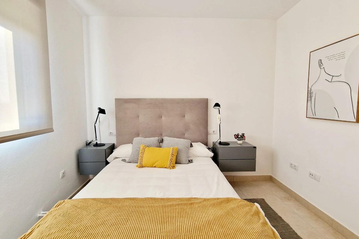 Stijlvolle slaapkamer met een tweepersoonsbed en moderne decoratie, onderdeel van een 3-slaapkamer villa in Lorca, Costa Calida.