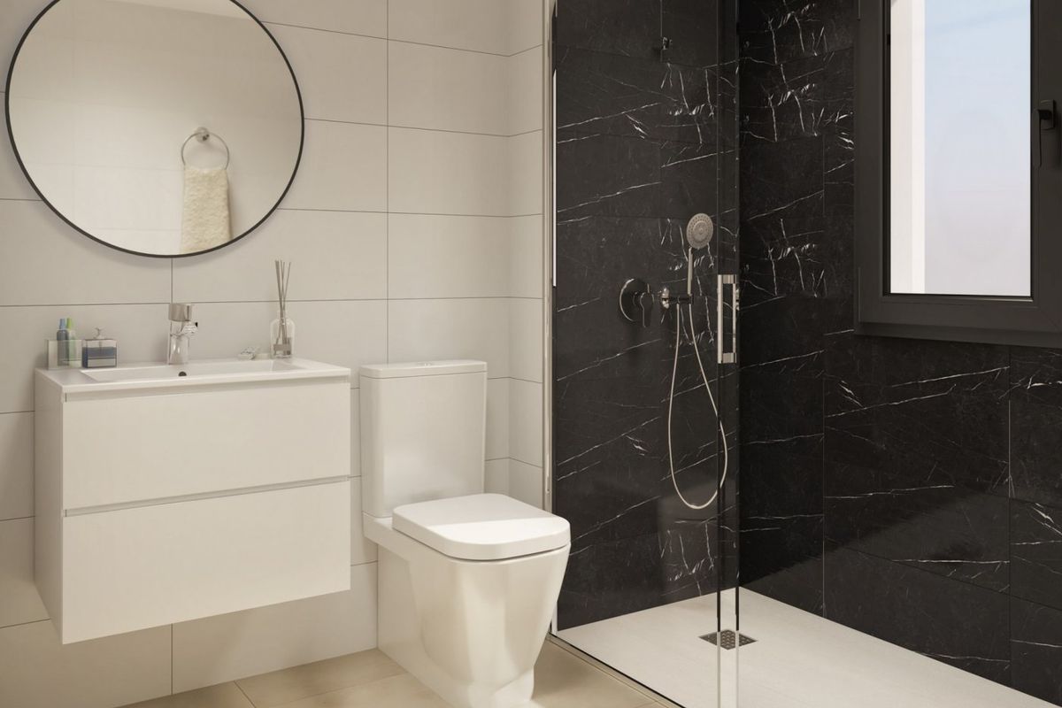 Contemporary badkamer met elegant ontwerp en groot douchegedeelte in het penthouse in Torre Pacheco.