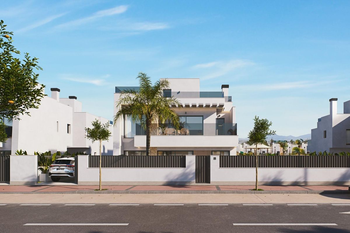 Straatbeeld dat het opvallende ontwerp van de townhouse in Torre Pacheco, Costa Calida toont.