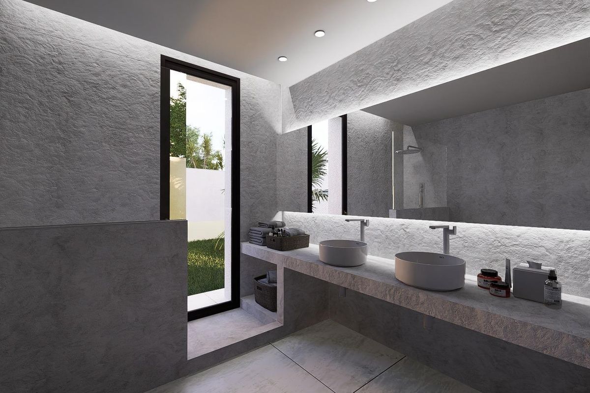 Stijlvolle badkamer met dubbele wastafels en uitzicht op de tuin in de villa in Orihuela Costa.