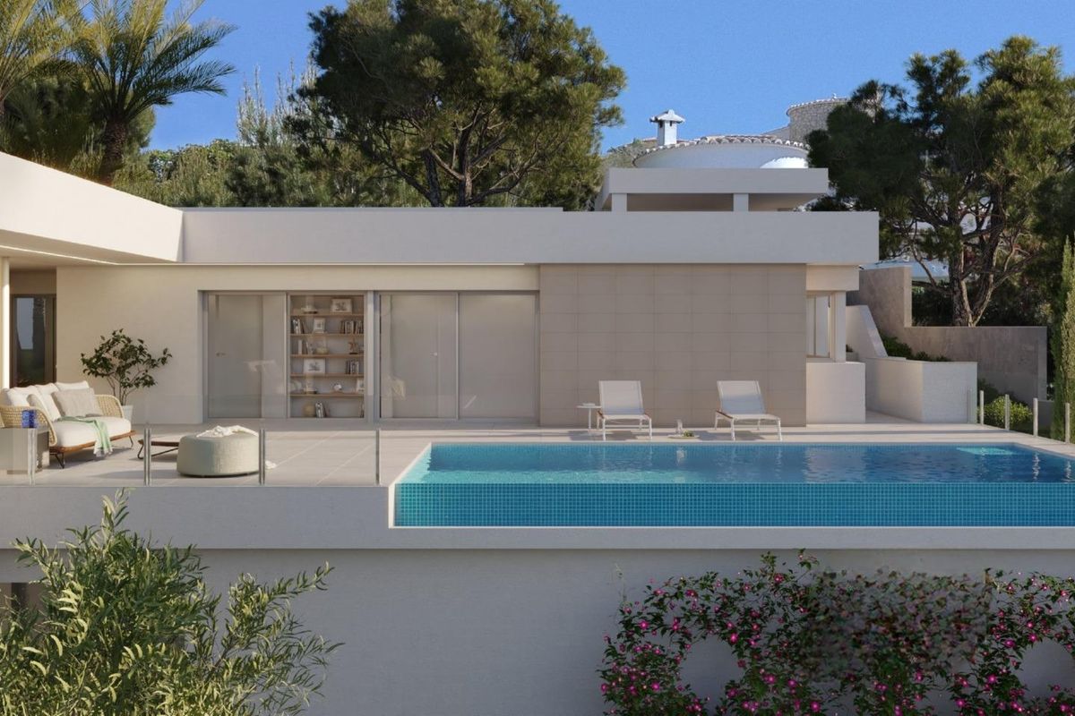 Villa buitenkant met zwembad en weelderige beplanting in Benitachell, Costa Blanca Noord.