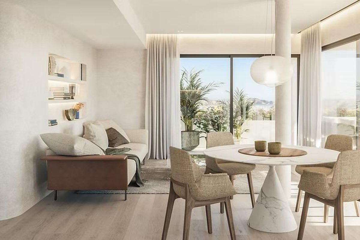 Helder woongedeelte met modern interieur en natuurlijk licht in Estepona, 2-slaapkamer penthouse in Costa del Sol.