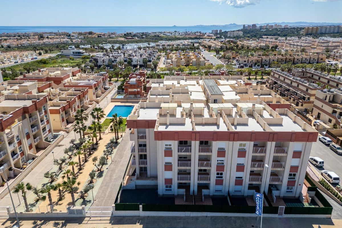 Uitzicht op de oceaan vanaf het wooncomplex, toont de levendige locatie van Orihuela Costa.