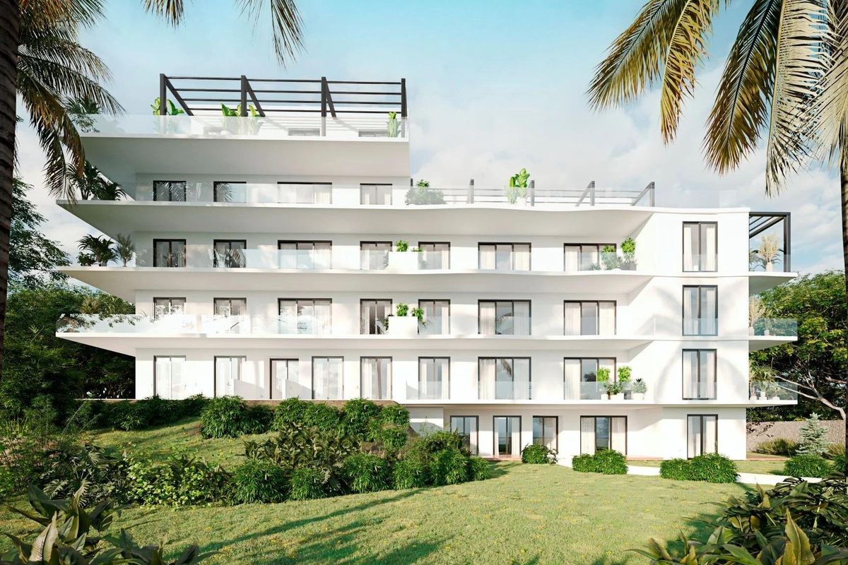 Stijlvolle gevel van het appartementencomplex met meerdere balkons in Mijas, Costa del Sol, Spanje.