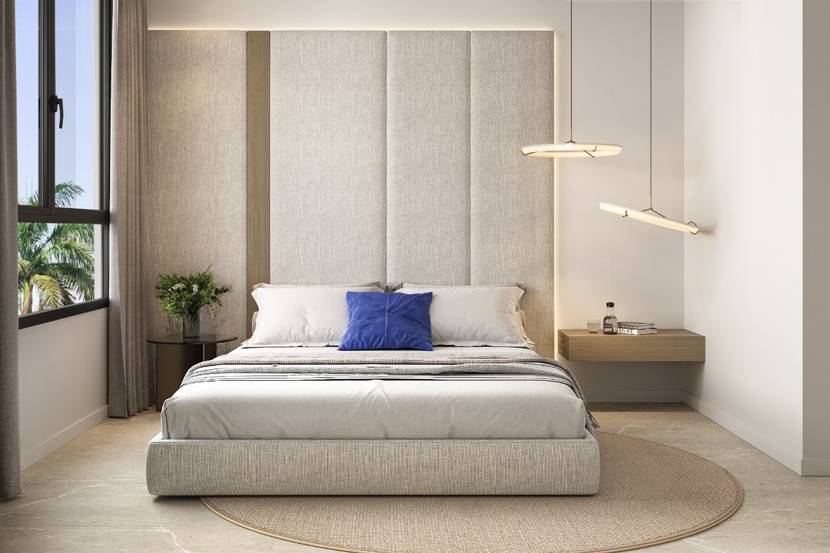 Stijlvolle badkamer met moderne armaturen, grote douche en minimalistisch ontwerp in de duplex, Finestrat, Spanje.