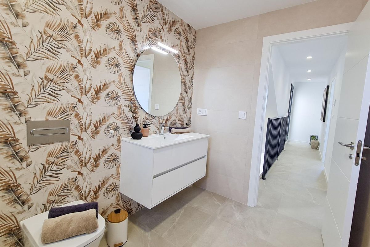 Stijlvol ingerichte badkamer met bloemenbehang in een 3-slaapkamer villa in San Pedro del Pinatar, Spanje.