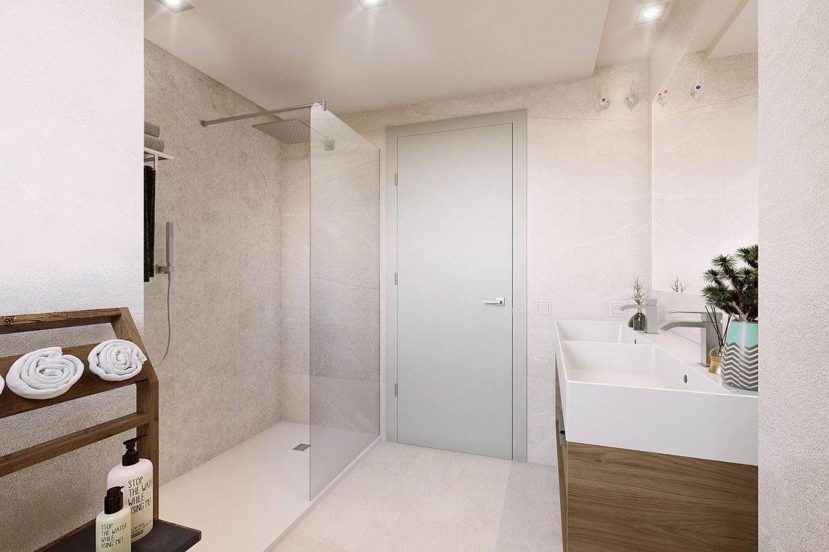Soepele badkamervormgeving met een douchegebied in een 2-slaapkamer appartement in Benahavís, Costa del Sol.