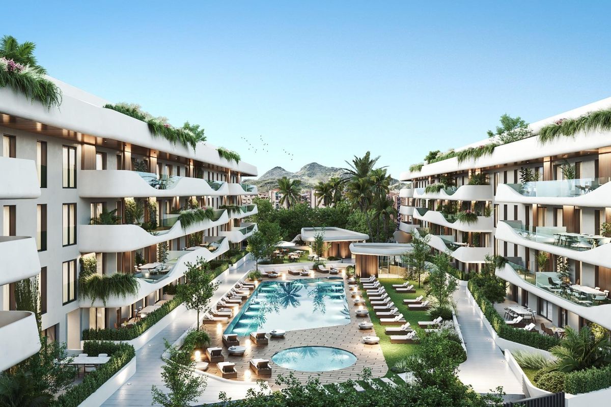 Modern appartementencomplex met zwembad omringd door tuinen in Marbella, Costa del Sol.