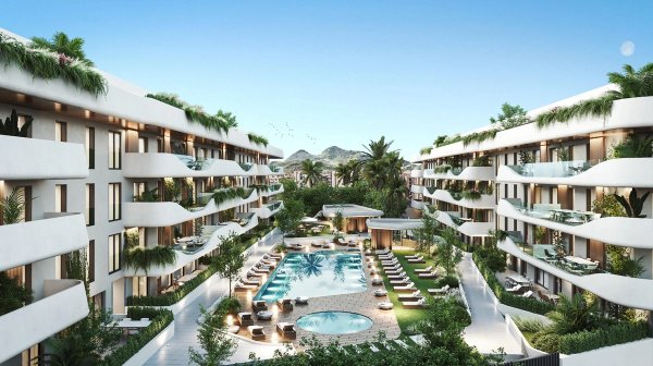 Modern appartementencomplex met zwembad en palmbomen in Marbella, Costa del Sol, Spanje.