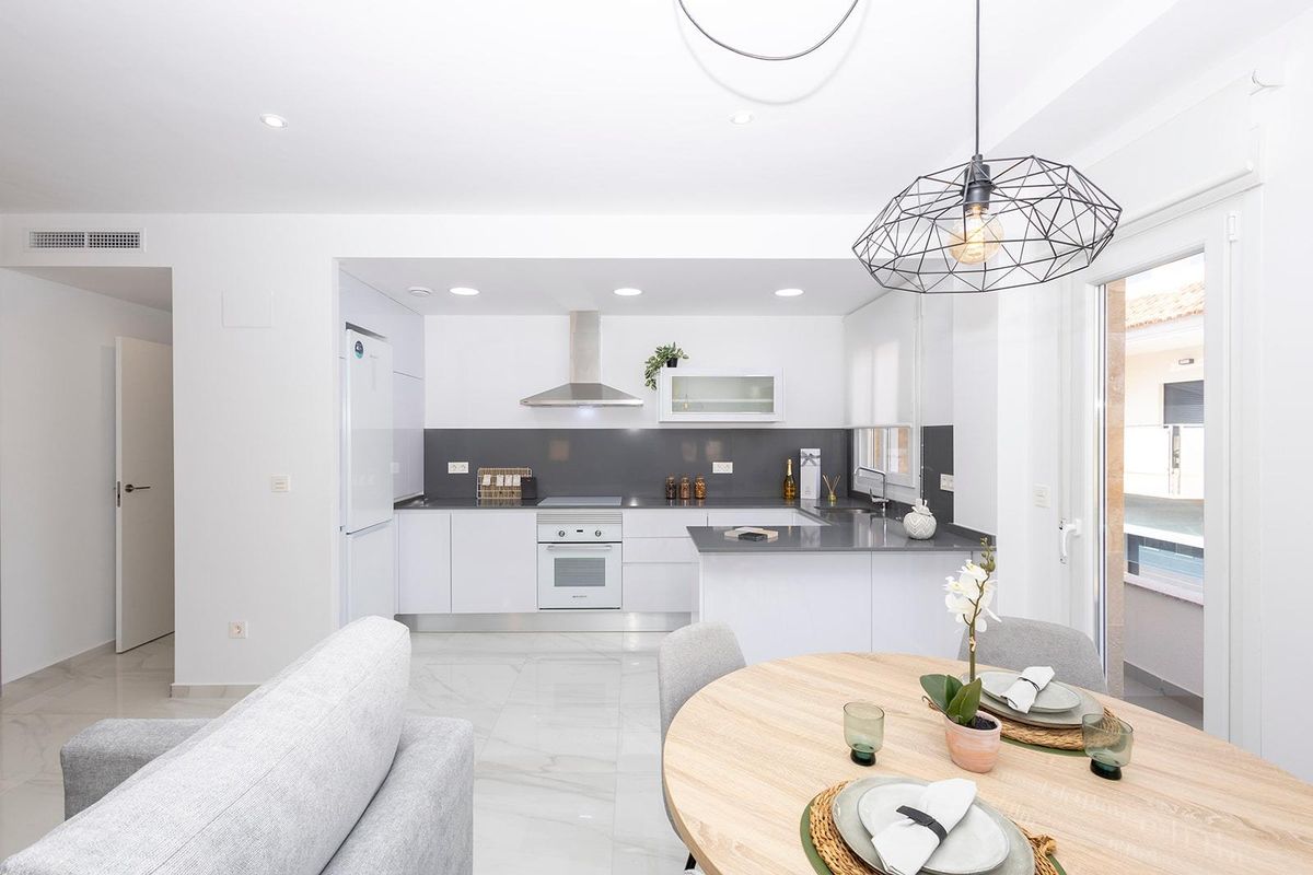 Moderne keuken in het 2-slaapkamer appartement in Jacarilla, met strakke kasten en apparaten.