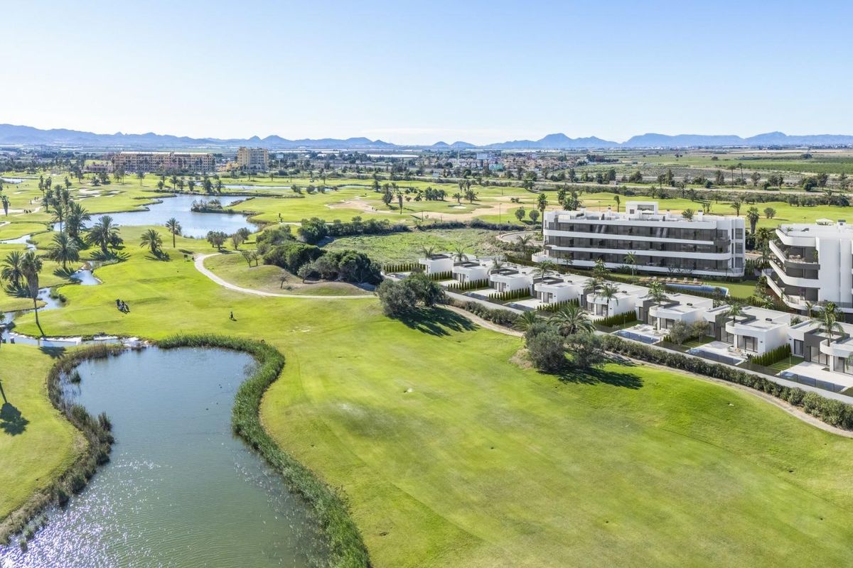 Luchtfoto die golfbanen en luxe woningen in de omgeving van Los Alcazares, Costa Calida toont.