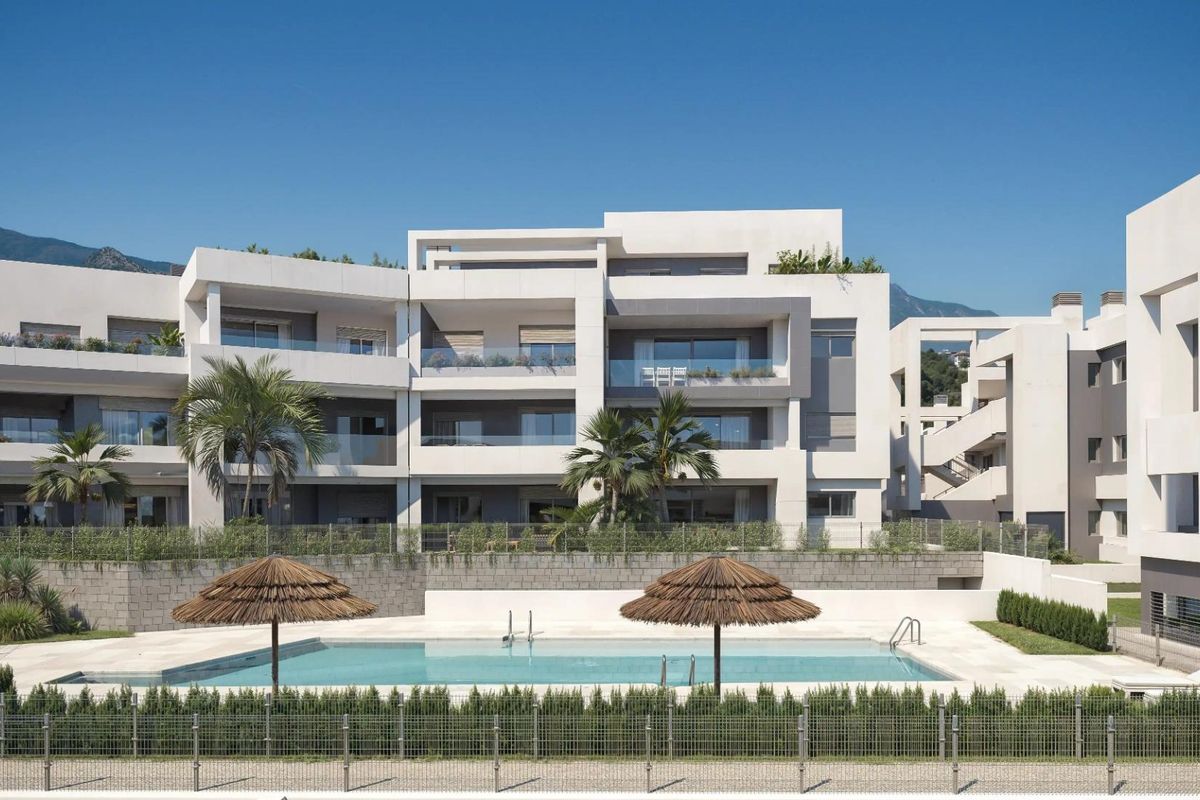 Buitenzicht op een modern appartementencomplex met zwembad in Estepona, Costa del Sol.