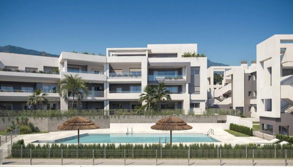Buitenzicht op een modern appartementencomplex met zwembad in Estepona, Costa del Sol.