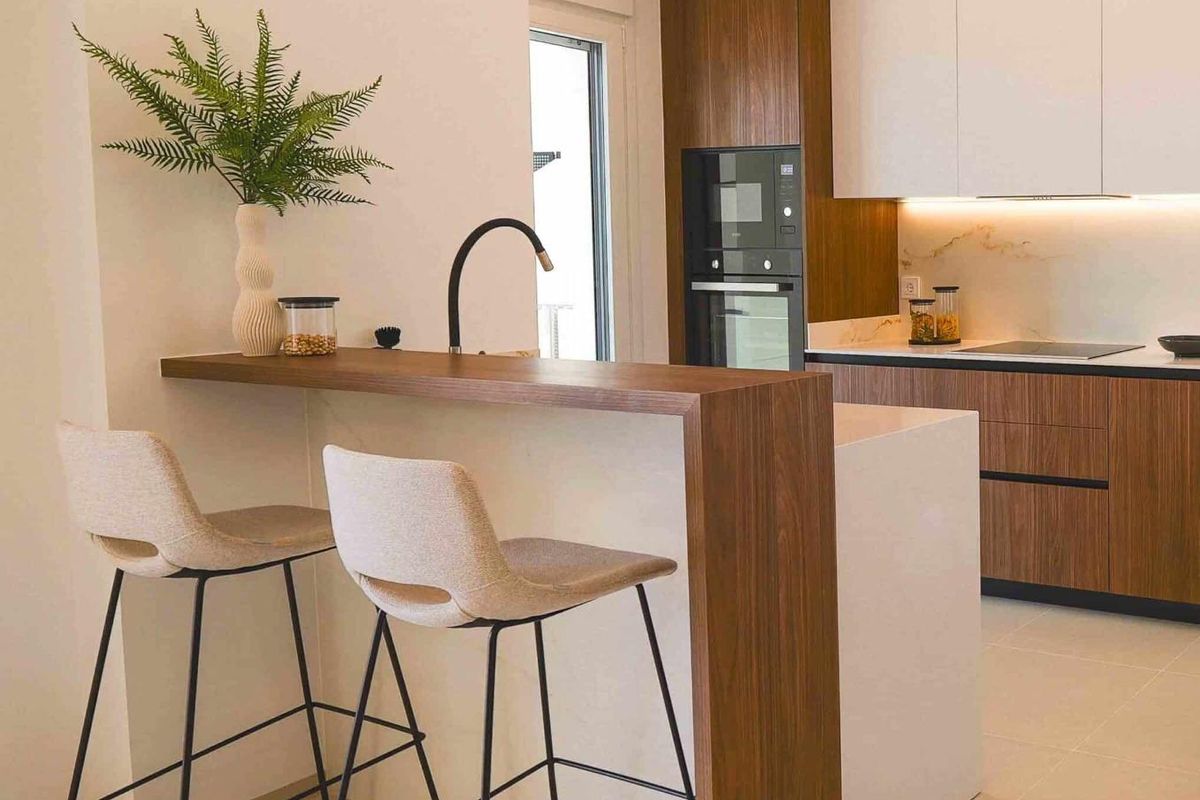 Modern keukeneiland met barstoelen in het 2-slaapkamer appartement, Rojales, Costa Blanca Zuid, Spanje.