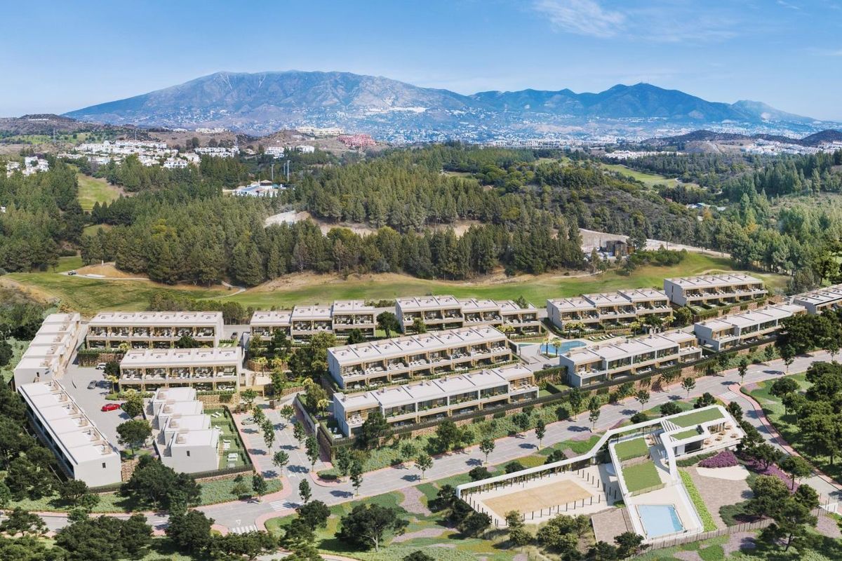 Luchtfoto van een 4-slaapkamer gemeenschap met schilderachtige heuvels in Mijas, Costa del Sol, met groen.