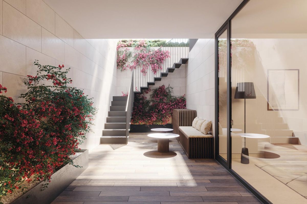 Heldere entree met planten en trappen in een modern appartement in Estepona, met een ontwerp voor binnen-buiten.