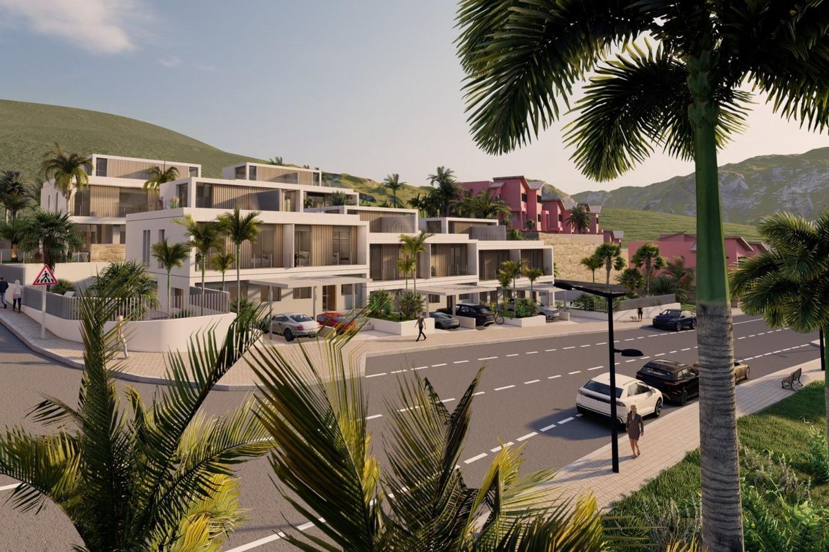 Buitenkant van een moderne 4-slaapkamer townhouse in Estepona, omgeven door groene palmbomen en schilderachtige bergen.
