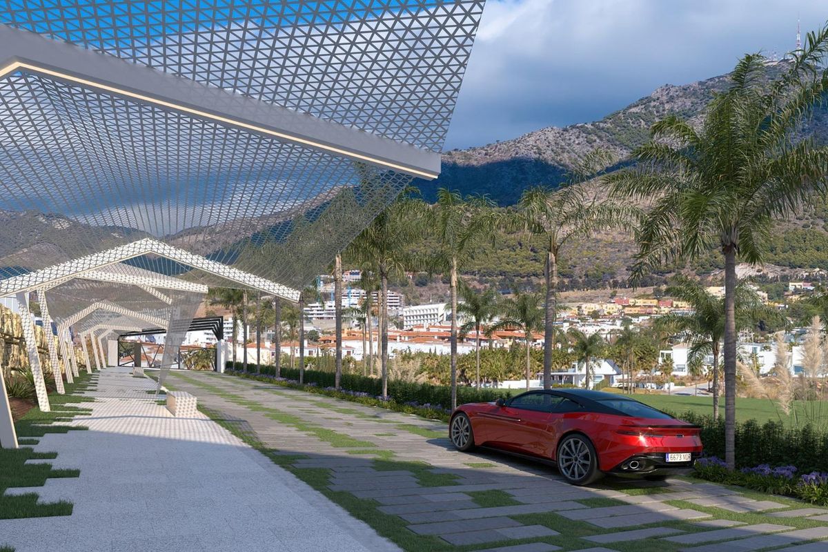 Schilderachtige laan met palmbomen en geparkeerde auto, met uitzicht op het mooie gebied rond Fuengirola, Costa del Sol.