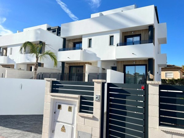 Exterior view of town house in Benferri
