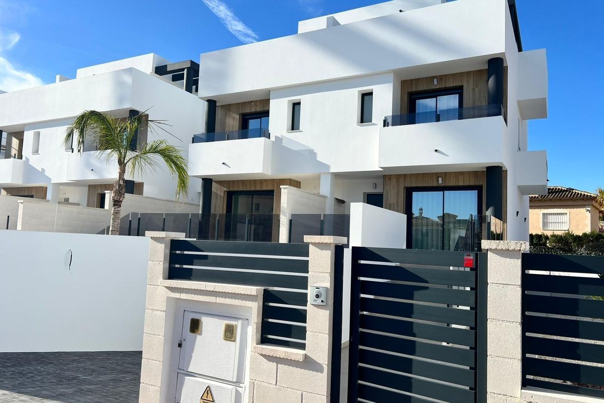 Exterior view of town house in Benferri