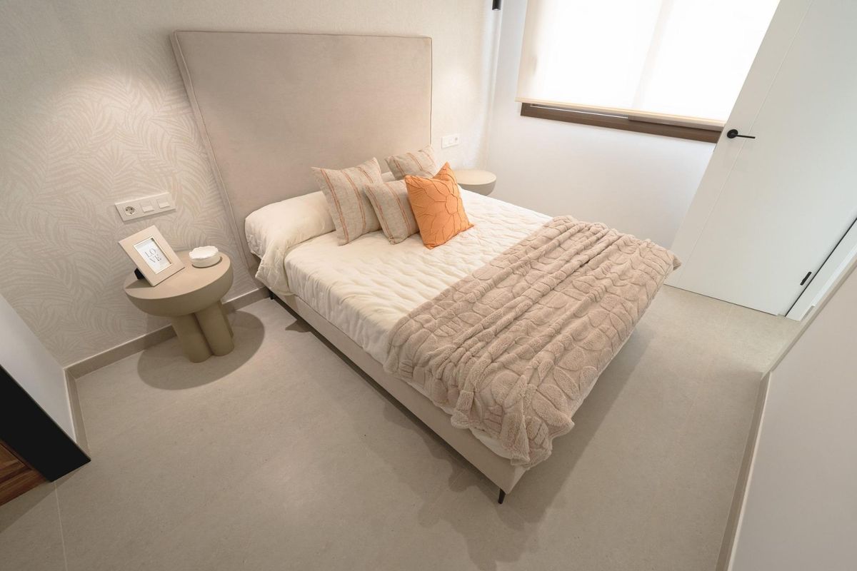 Chique slaapkamer in een 3-slaapkamer townhouse in Almoradi, met stijlvolle decoratie en een comfortabele indeling.