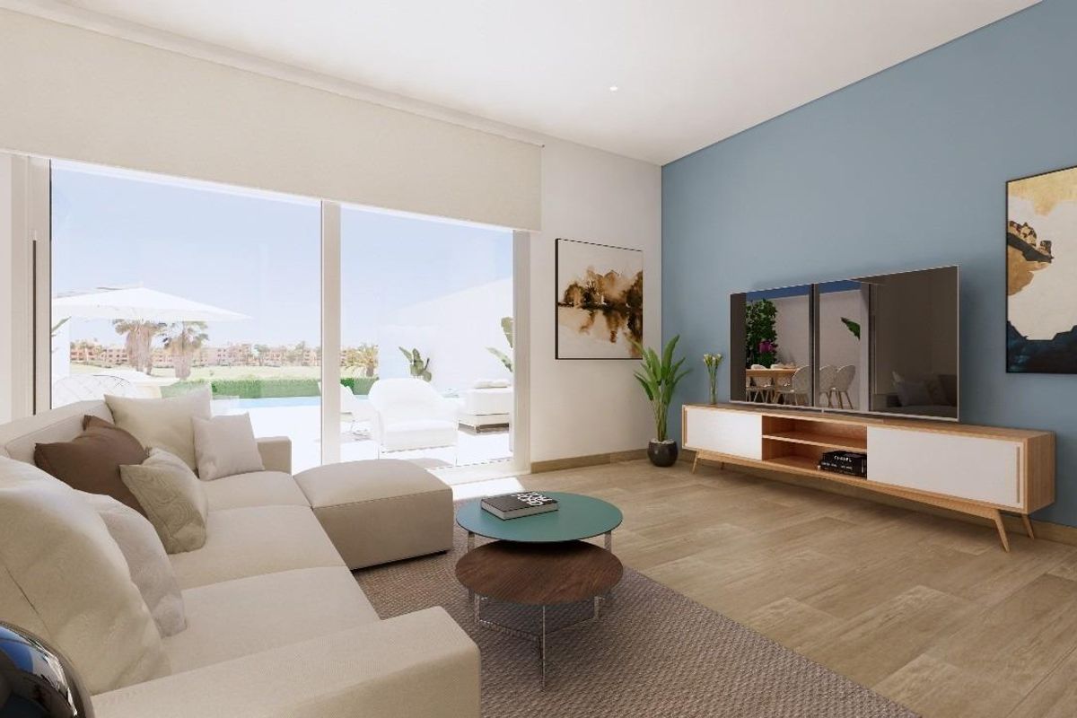 Woonkamer met grote ramen die naar het privéterras leiden, gelegen in een 3-slaapkamer townhouse in Los Alcazares.