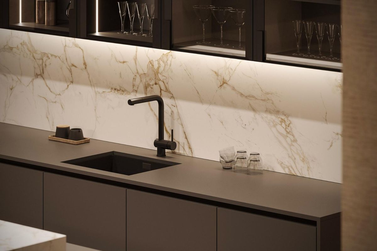 Strakke keukengedeelte met marmeren backsplash, dat elegantie toont in een 5-slaapkamer villa in Benahavís, Costa del Sol.