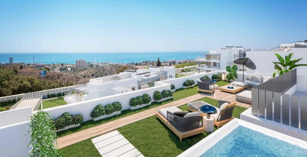 Prachtig terras met zithoek en zwembad, met uitzicht op Marbella en de oceaan in een luxe penthouse.