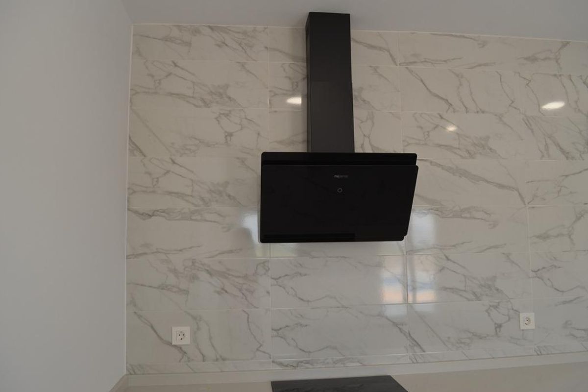 Hedendaagse afzuigkap boven het keukenblad in een 4-slaapkamer villa in Pinoso, Costa Blanca Zuid.