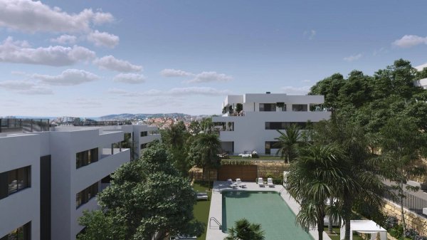 Buitenzicht op penthousecomplex met zwembad en weelderig groen in Casares, Costa del Sol.
