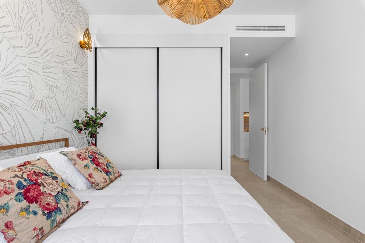 Stijlvolle masterbedroom in een 2-slaapkamer penthouse in Benijofar, met elegante decoratie en voldoende kastruimte.