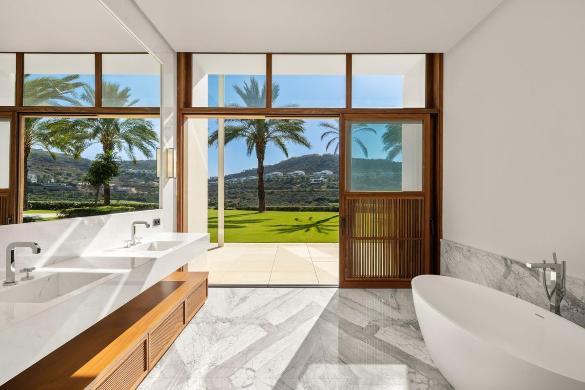 Luxueuze badkamer met uitzicht op palmen en bergen in een moderne villa, Casares, Costa del Sol.